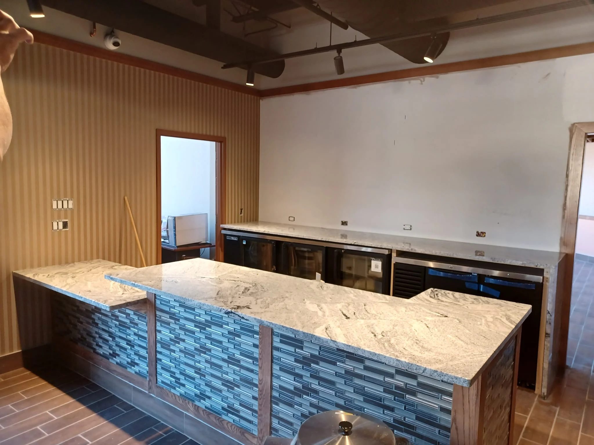 Wine bar with quartz countertop
